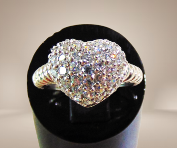 Zilveren 925 bolle hart ring pave zirkonia ribbel band beige achtergrond 4