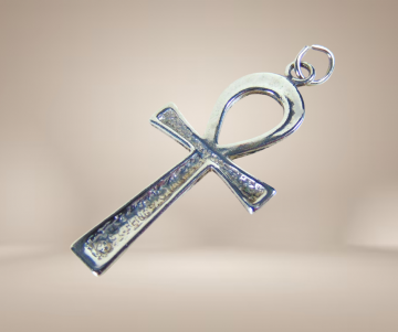 Zilveren ankh hanger beige achtergrond