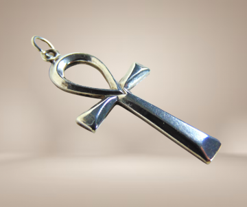 Zilveren ankh hanger beige achtergrond 1