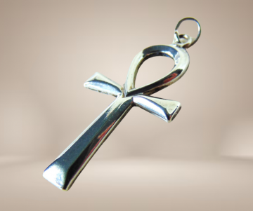 Zilveren ankh hanger beige achtergrond 2