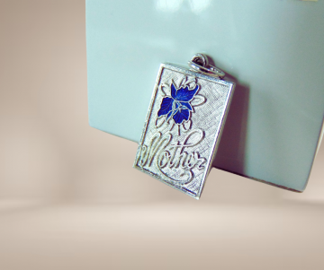 Zilveren art nouveau rechthoek hanger mother paarse iris bloem beige achtergrond 1