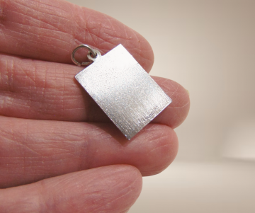 Zilveren art nouveau rechthoek hanger mother paarse iris bloem beige achtergrond 3