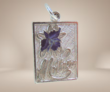 Zilveren art nouveau rechthoek hanger mother paarse iris bloem beige achtergrond 4