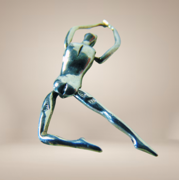 Zilveren balletdanser hanger beige achtergrond