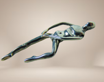 Zilveren balletdanser hanger beige achtergrond 1