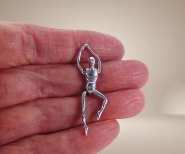 Zilveren balletdanser hanger beige achtergrond 2