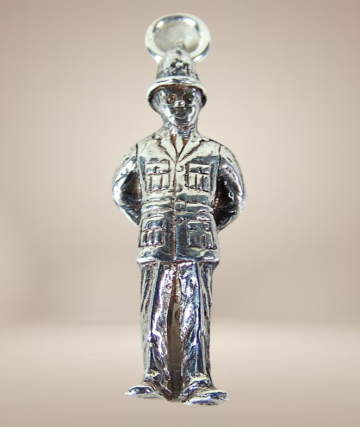 Zilveren bobby politieman engels bedel beige achtergrond