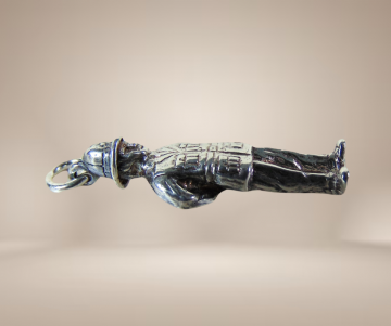 Zilveren bobby politieman engels bedel beige achtergrond 1