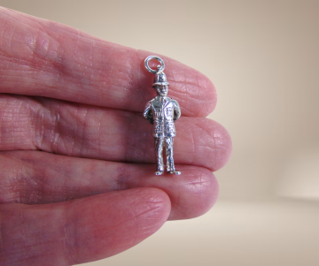 Zilveren bobby politieman engels bedel beige achtergrond 2