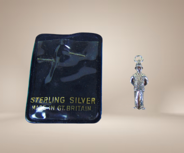 Zilveren bobby politieman engels bedel beige achtergrond 3