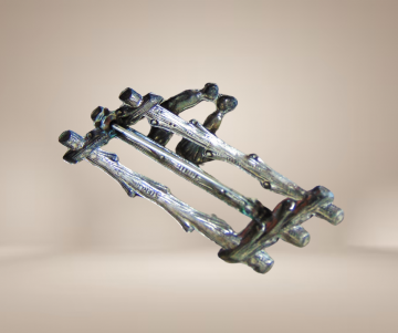 Zilveren broche boeren kinderen kussen op hek beige achtergrond