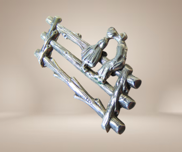 Zilveren broche boeren kinderen kussen op hek beige achtergrond 1