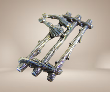 Zilveren broche boeren kinderen kussen op hek beige achtergrond 2