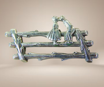 Zilveren broche boeren kinderen kussen op hek beige achtergrond 4