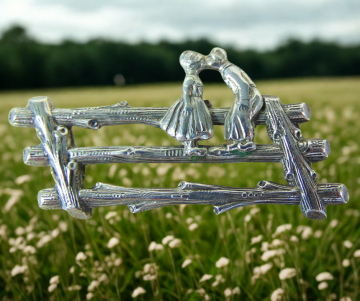 Zilveren broche boeren kinderen weiland