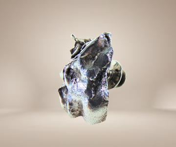 Zilveren brutalist grote nugget reversspeld beige achtergrond