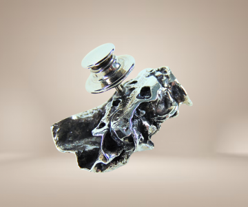 Zilveren brutalist grote nugget reversspeld beige achtergrond 1