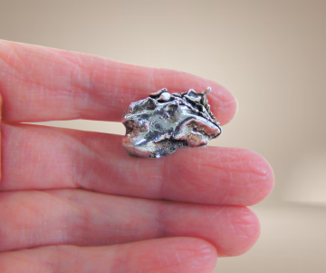 Zilveren brutalist grote nugget reversspeld beige achtergrond 2