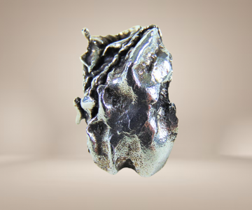 Zilveren brutalist grote nugget reversspeld beige achtergrond 3