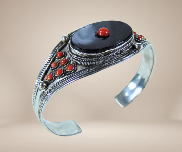 Zilveren cuff onyx koraal breed beige achtergrond