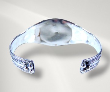 Zilveren cuff onyx koraal breed beige achtergrond 2