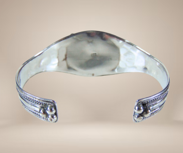 Zilveren cuff onyx koraal breed beige achtergrond 2