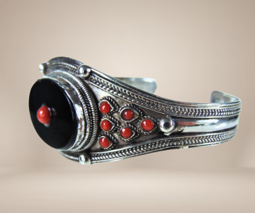 Zilveren cuff onyx koraal breed beige achtergrond 3