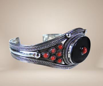 Zilveren cuff onyx koraal breed beige achtergrond 4