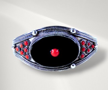 Zilveren cuff onyx koraal breed beige achtergrond 6