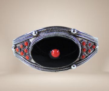 Zilveren cuff onyx koraal breed beige achtergrond 6