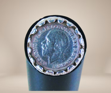 Zilveren engelse pence george v munt ring brutalist beige achtergrond 3