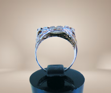 Zilveren engelse pence george v munt ring brutalist beige achtergrond 4