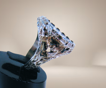 Zilveren engelse pence george v munt ring brutalist beige achtergrond 6