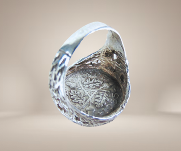 Zilveren engelse pence george v munt ring brutalist beige achtergrond beige achtergrond 7