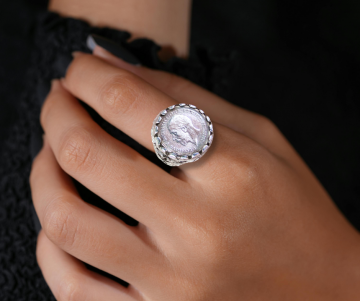 Zilveren engelse pence george v munt ring brutalist ring op hand