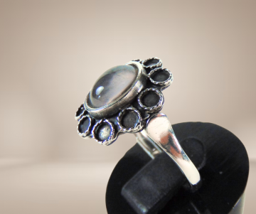 Zilveren entourage ring roze kwarts geoxideerd beige achtergrond