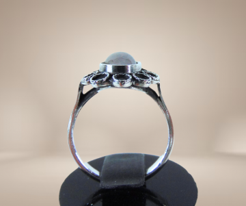 Zilveren entourage ring roze kwarts geoxideerd beige achtergrond 1