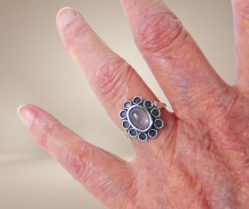 Zilveren entourage ring roze kwarts geoxideerd beige achtergrond 2