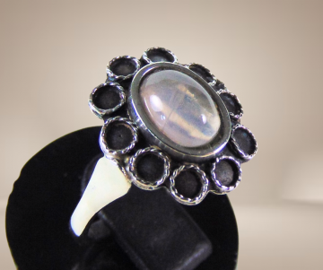 Zilveren entourage ring roze kwarts geoxideerd beige achtergrond 4