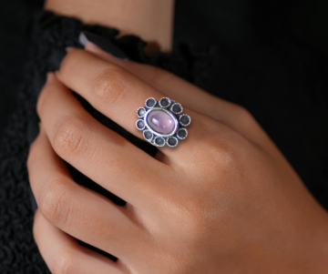 Zilveren entourage ring roze kwarts geoxideerd op hand