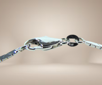 Zilveren fijne schakelarmband bypass met kristal steentjes beige achtergrond