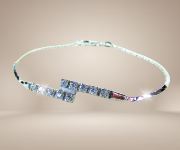 Zilveren fijne schakelarmband bypass met kristal steentjes beige achtergrond 1