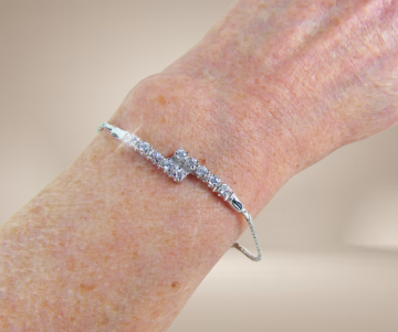 Zilveren fijne schakelarmband bypass met kristal steentjes beige achtergrond 2