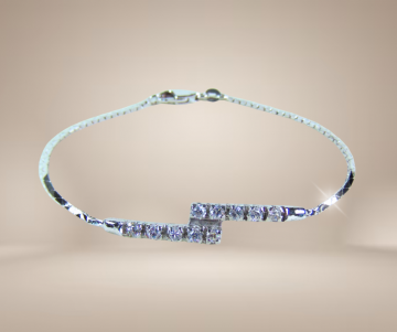 Zilveren fijne schakelarmband bypass met kristal steentjes beige achtergrond 3