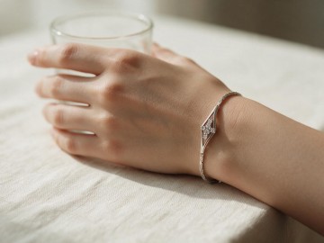 Zilveren fijne schakelarmband ruit met kristal steentjes arm