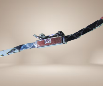 Zilveren fijne schakelarmband ruit met kristal steentjes beige achtergrond