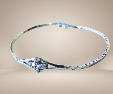 Zilveren fijne schakelarmband ruit met kristal steentjes beige achtergrond 1