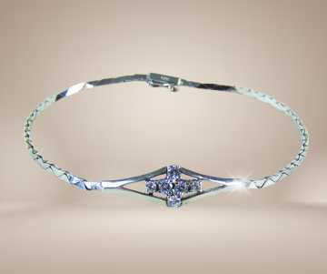 Zilveren fijne schakelarmband ruit met kristal steentjes beige achtergrond 3