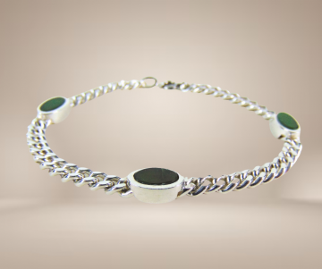Zilveren gourmet schakel armband 3 groen agaat inleg beige achtergrond 1