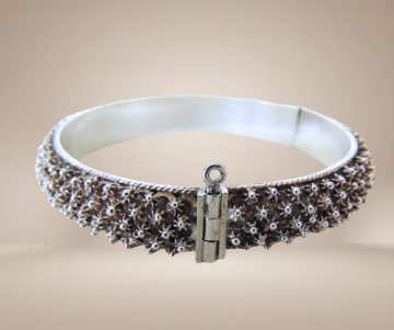 Zilveren granulatie cannetille hinge cuff armband beige achtergrond 1